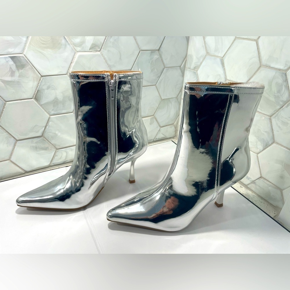 Wild Diva Lounge Silver Metallic Pointed Toe Bootie Size 7 M ‘Sultry’ Ankle High
